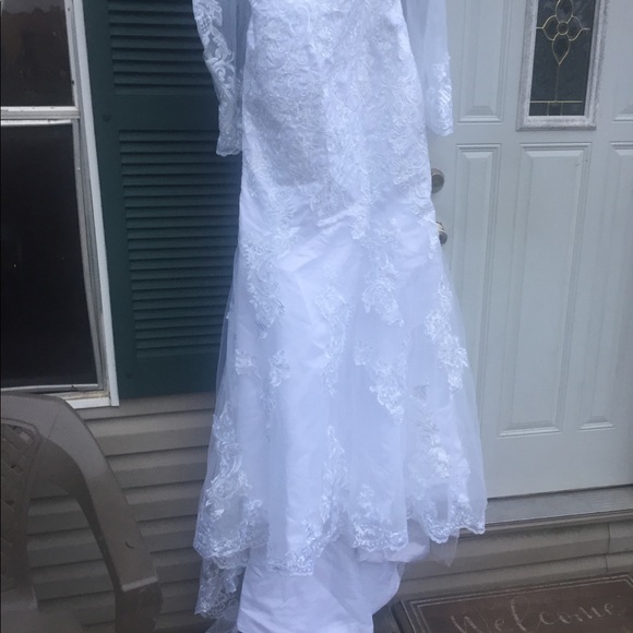 Mermaid Style Wedding Dress - Picture 2 of 7